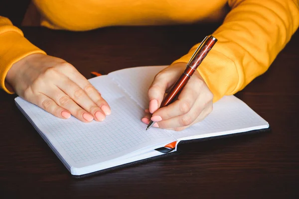Młoda Kobieta Trzyma Długopis Lewej Ręce Pisze Liścik Pustym Notesie — Zdjęcie stockowe
