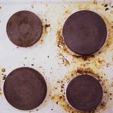 Kirli ve yağlı beyaz elektrikli soba.