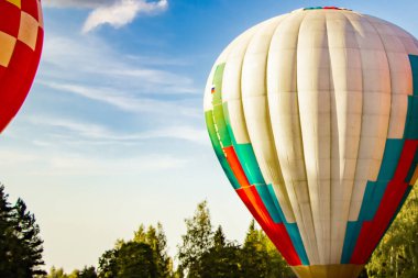 Mavi gökyüzünde renkli sıcak hava balonları