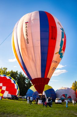 Tver, Rusya - 07. Eylül 2019: Balon festivali, gökyüzünde çok renkli sıcak hava balonları