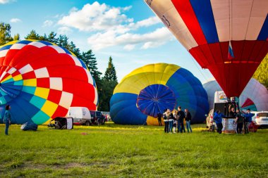 Tver, Rusya - 07. Eylül 2019: Balon festivali, gökyüzünde çok renkli sıcak hava balonları