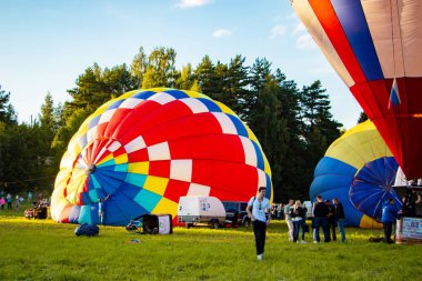 Tver, Rusya - 07. Eylül 2019: Balon festivali, gökyüzünde çok renkli sıcak hava balonları