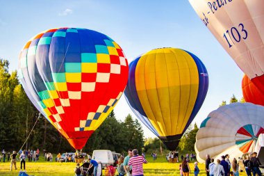 Tver, Rusya - 07. Eylül 2019: Balon festivali, gökyüzünde çok renkli sıcak hava balonları