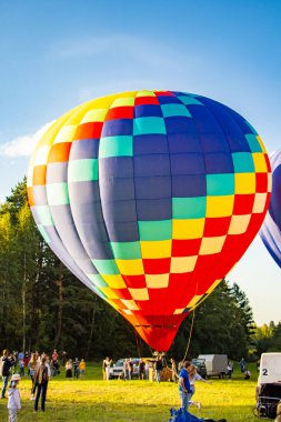 Tver, Rusya - 07. Eylül 2019: Balon festivali, gökyüzünde çok renkli sıcak hava balonları