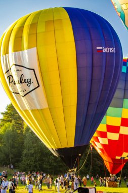 Tver, Rusya - 07. Eylül 2019: Balon festivali, gökyüzünde çok renkli sıcak hava balonları