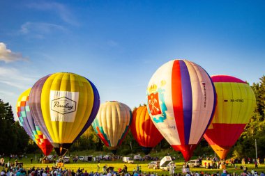 Tver, Rusya - 07. Eylül 2019: Balon festivali, gökyüzünde çok renkli sıcak hava balonları