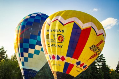 Tver, Rusya - 07. Eylül 2019: Balon festivali, gökyüzünde çok renkli sıcak hava balonları
