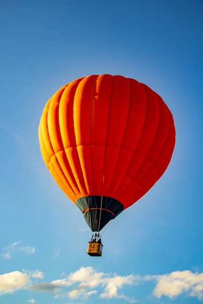 蓝色天空中的彩色热气球 — 图库照片