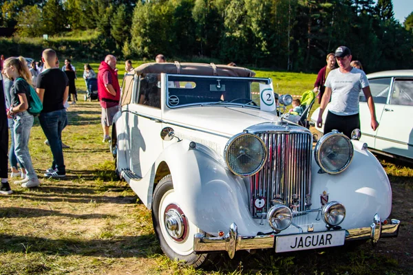 Tver ロシア 2019年 平成31年 オープンエアでのレトロカーデモ ヴィンテージカーの祭り — ストック写真