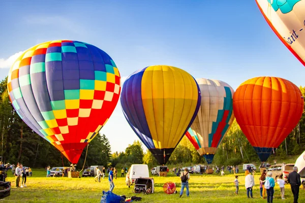 Tver, Rusya - 07. Eylül 2019: Balon festivali, gökyüzünde çok renkli sıcak hava balonları