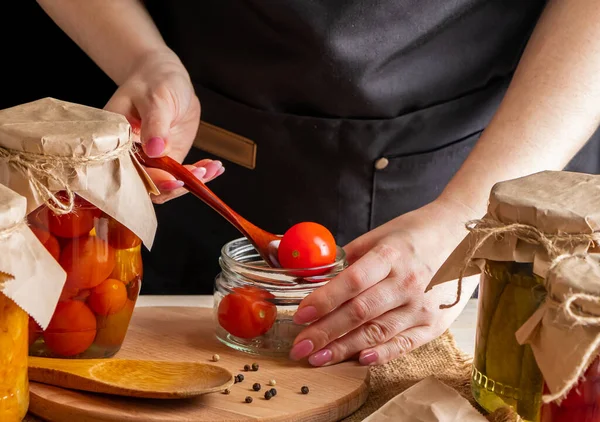 Mulher Fermenta Vegetais Tomates Conserva Jarros Preservar Colheita Outono Alimentos — Fotografia de Stock
