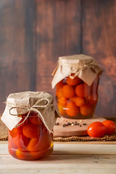 Tarro Con Tomates Fermentados Sobre Fondo Madera Alimentos Enlatados Caseros — Foto de Stock