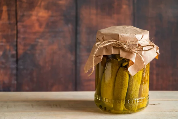 Pepinos Escabeche Frasco Vidrio Sobre Fondo Madera Comida Fermentada Tendencia — Foto de Stock