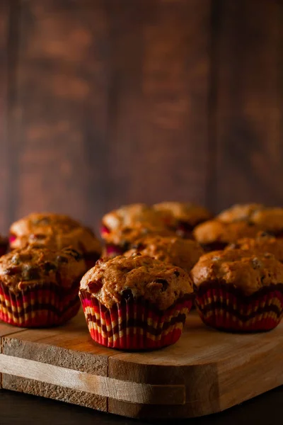 Eet Muffins Een Houten Snijplank Traditionele Gebak Voor Vakantie — Stockfoto