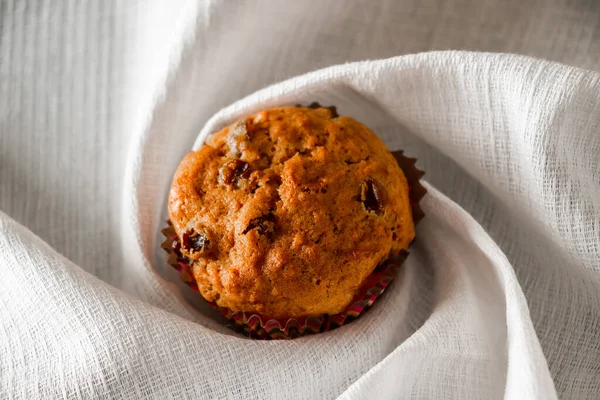 Hausgemachte Muffins Mit Rosinen Auf Einem Hölzernen Hintergrund Cupcake Einer — Stockfoto