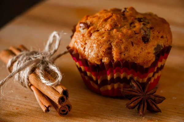 Heerlijke Zelfgemaakte Muffins Met Rozijnen Kerst Bakken Een Houten Achtergrond — Stockfoto