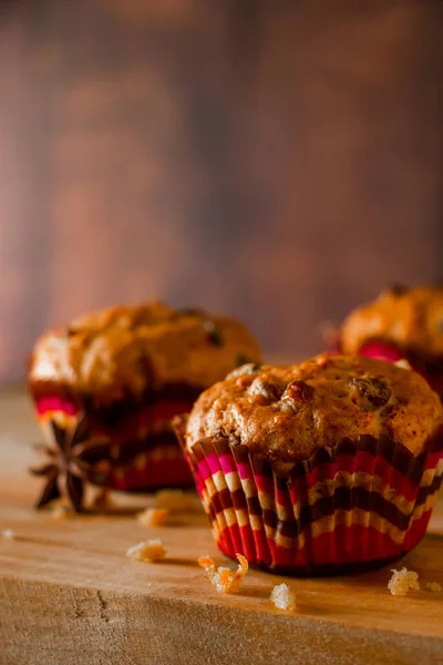 Zelfgemaakte Rozijnencupcakes Traditioneel Herfstgebak Een Houten Achtergrond — Stockfoto
