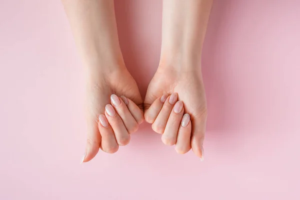 Concepto Cuidado Piel Hermosas Manos Femeninas Sobre Fondo Rosa Lugar —  Fotos de Stock