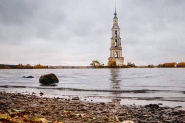 Gölün ortasındaki eski terk edilmiş çan kulesi, Kalyazin, Rusya