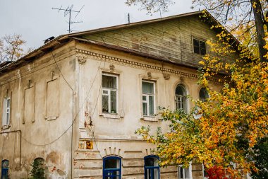 Güzel eski ev, sonbahar sarı ağaçları, antika bina. 