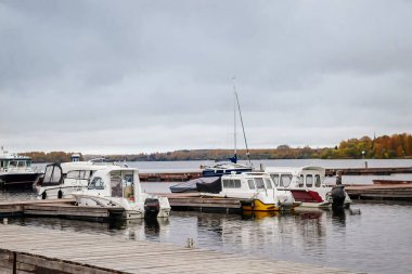 Sonbaharda bulutlu bir öğleden sonra rıhtımda tekneler.. 