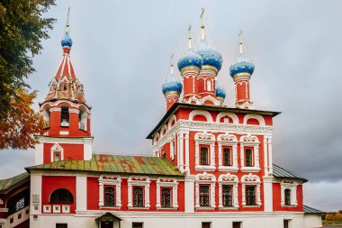 Antik Hıristiyan kilisesi ve sonbahar sarı ağaçları. Güzel kubbeler, gökyüzüne karşı yüksek çan kulesi