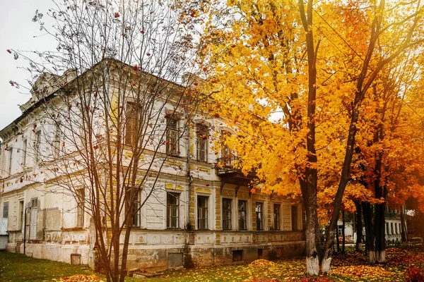 Hermosa Casa Antigua Árboles Amarillos Otoño Edificio Antiguo —  Fotos de Stock