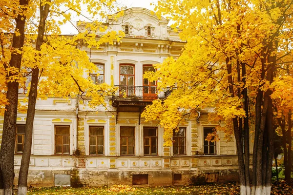 Casa Velha Bonita Árvores Amarelas Outono Edifício Antigo — Fotografia de Stock