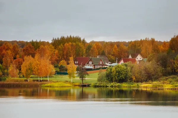 Ferienhäuser See Ländliche Ansichten Der Schönen Häuser Herbst — Stockfoto