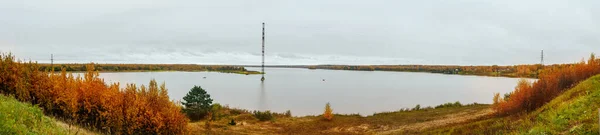 Schöner See Und Gelbe Bäume Einem Bewölkten Herbsttag Panoramalandschaft — Stockfoto