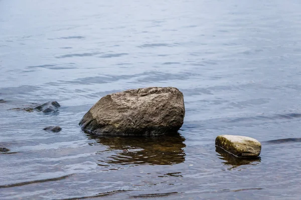 Μοναχικές Πέτρες Σκοτεινά Νερά Μια Λίμνη — Φωτογραφία Αρχείου