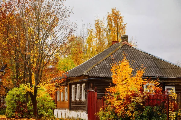 Старый Дом Осенние Желтые Деревья Старинное Здание — стоковое фото