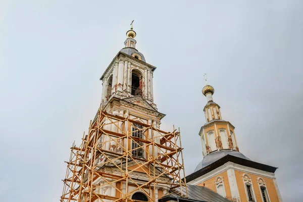 Starożytny Kościół Chrześcijański Jesienne Żółte Drzewa Piękne Kopuły Wysoka Dzwonnica — Zdjęcie stockowe