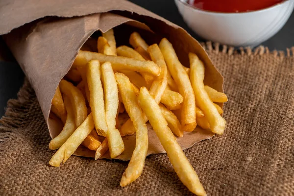 Frites Chaudes Dorées Avec Sauce Sur Fond Bois Aliments Rustiques — Photo