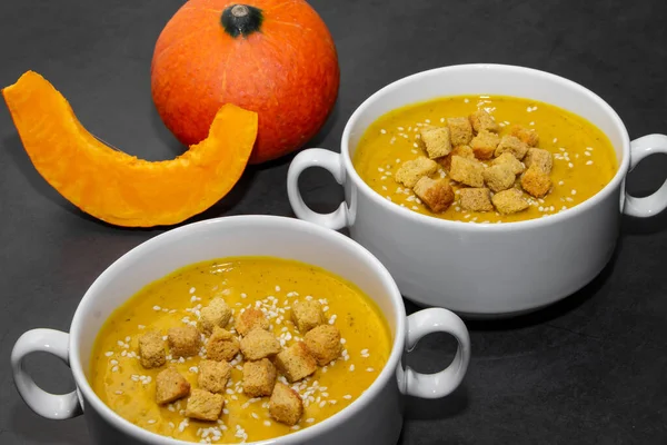 Pumpkin Cream Soup Crackers Dark Background Two Bowls Pumpkin Soup — Stock Photo, Image
