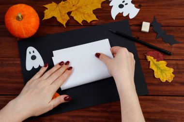 Cadılar Bayramı. Kağıttan örümcek ağı yapmak için adım adım talimatlar. Adım 2.