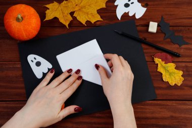 Cadılar Bayramı. Tatil için kağıttan örümcek ağı kesmek için adım adım talimatlar. Adım 3.