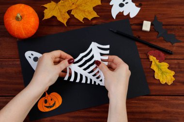 Cadılar Bayramı. Tatil için kağıttan örümcek ağı kesmek için adım adım talimatlar. 9. adım.