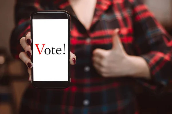 Mujer Tiene Teléfono Sus Manos Votación Línea Concepto Elecciones — Foto de Stock