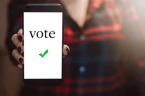 Kvinnan Röstar Nätet Telefon Röstnings Och Valkoncept Ort För Text — Stockfoto