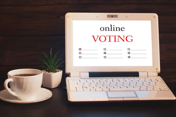 Conceito Votação Eleições Online Laptop Uma Xícara Café — Fotografia de Stock