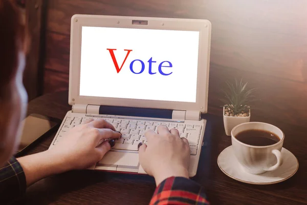 Mujer Vota Línea Utilizando Ordenador Portátil Concepto Votación Elecciones Espacio —  Fotos de Stock