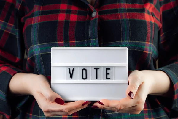 Mujer Sostiene Cartel Sus Manos Votación Línea Concepto Elecciones — Foto de Stock