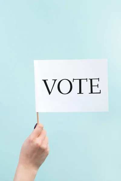Volby Koncepce Hlasování Žena Držící Bílou Vlajku Modrém Pozadí Místo — Stock fotografie