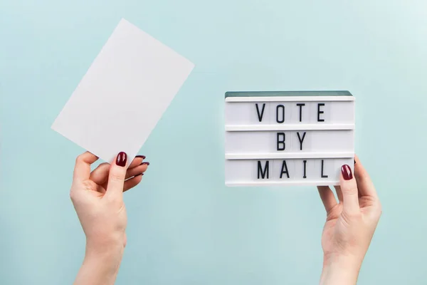 Begreppet Röstning Post Val Usa Kvinna Har Skylt Blå Bakgrund — Stockfoto