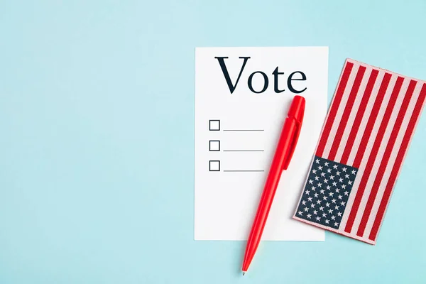 投票のコンセプトは 米国の選挙日 投票投票と青の背景にペン テキストの場所 — ストック写真