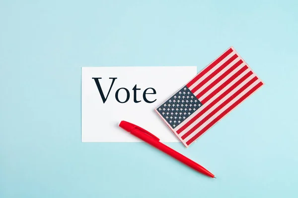 Röstningskoncept Den Amerikanska Valdagen Röstsedel Och Penna Blå Bakgrund Ort — Stockfoto