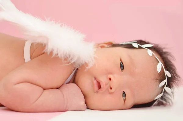 Pouco Bonito Menina Asiática Bebê Deitado Chão Com Anjo Asa — Fotografia de Stock