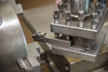 Kesici alet ile torna makinesi. Manuel torna makinesi.