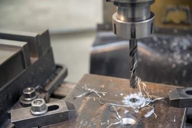 Metal plaka üzerinde delik yapmak matkap alet.